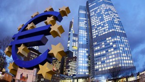 Európska komisia chce zrušiť bankový roaming. Budeme platiť menej?