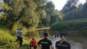 Dve deti strhol prúd rieky na východe Slovenska. Dievčatko sa podarilo zachrániť, chlapčeka rieka pochovala
