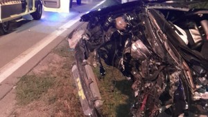 Nočná tragédia: Mladík zrazil chodca a narazil do plotu rodinného domu