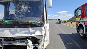 Opitý vodič osobného auta sa zrazil s autobusom. Na mieste je 22 zranených ľudí