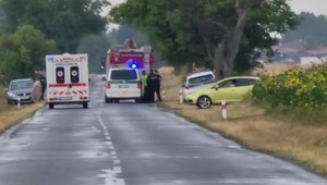 Vážna dopravná nehoda neďaleko Senca: 3 osoby skončili mimo auta. Zasahovať musel aj záchranársky vrtuľník