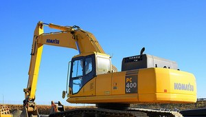 Supermarket zobrali útokom, stenu rozbili kradnutým bagrom a vzali aj trezor