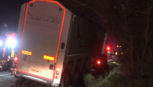 Kamión skončil v priekope. Na cestu sa vodiči sťažujú už roky