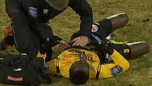 VIDEO: Futbalistu zasiahla hruška, zápas nedohrali