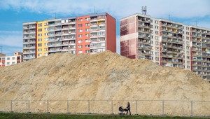 Stavia sa menej nových bytov, staršie sa predávajú drahšie