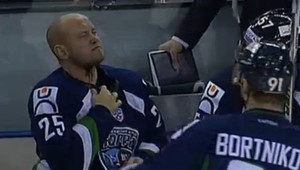 Korčuľa ako zbraň. Zásah do krku môže mať fatálne následky