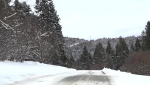 Dlhé čakanie na cestárov: Starosta si radšej požičal traktor a sadol si za volant