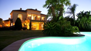 Daň z luxusu a škrtnuté dávky. Štát chce ďalšie peniaze