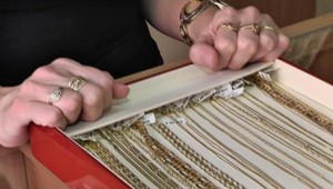 České zlato v Bratislave. Lupiči sa snažili šperky predať