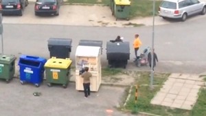 Obnosené šaty miznú z kontajnerov. Kradnú ich na kšeft