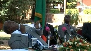 Opica ocikala prezidenta počas rozhovoru s novinármi