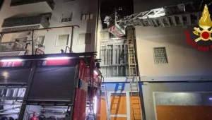 Tragický požiar: Zahynuli traja ľudia, desiatky museli evakuovať