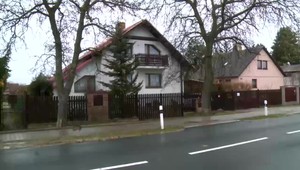 Dom vraha z Prahy opäť stráži polícia. Stal sa útočiskom zlodejov
