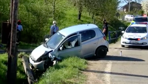 Prešla do protismeru, zlomila telefónny stĺp a auto skončilo zapichnuté v priekope. V aute navyše viezla žena svoju dcéru