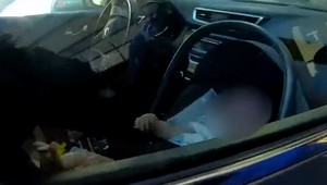 Matka nechala polročnú dcérku v rozpálenom aute. Z jej argumentu sa vám zastaví ROZUM