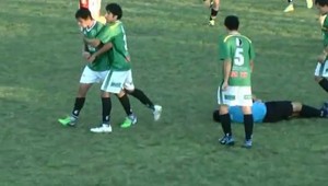 Ukázal mu žltú kartu - to nemal robiť. O chvíľu ležal v bezvedomí!