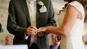 Ako jej to mohla urobiť? Nepochopíte, čo si táto žena obliekla na svadbu kamarátky!