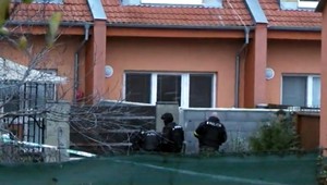 Roland zaútočil na susedy (43,15) nožom, zabarikádoval sa