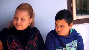 Trojčlenná rodina žije z 50 eur mesačne: Nemajú peniaze na okná, do domu im fúka!