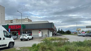 Brutálny útok v Šaci: Pracovníka bezpečnostnej služby dobodali pred potravinami