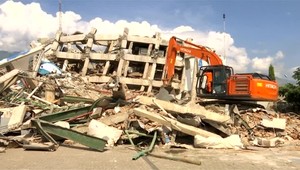 Počet obetí v Indonézii stúpol na 1234. Do niektorých oblastí sa záchranári stále nedostali