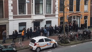 V holandských coffeeshopoch stáli na trávu davy ľudí