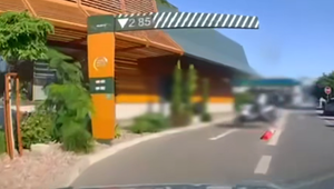 VIDEO: Motorkár omylom zatlačil plyn a vpálil to do známeho reťazca s rýchlym občerstvením