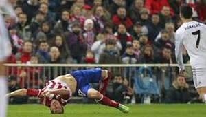 VIDEO. Manquillo si po hrozivom páde skoro zlomil väzy