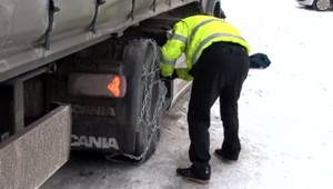 Skrížené kamióny museli čakať na príchod cestárov. Reťaze boli nevyhnutné