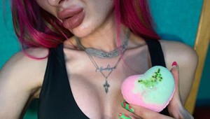 Toto je žena s najväčšími lícami na svete: Veď má pod očami dve obrovské hrče!