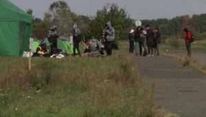 Aj keď počty migrantov klesajú, pre zhoršujúce sa počasie začína byť problém s ubytovaním