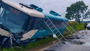 Zrážka auta s autobusom: Dopravnú nehodu neprežil 42-ročný vodič