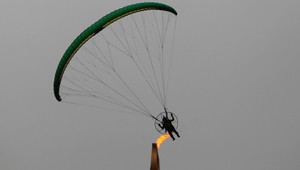 Našťastie som nezasvietil, vtipkuje dolámaný paraglajdista