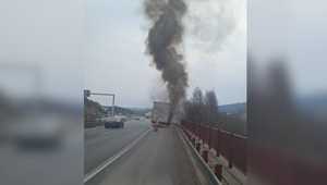 Na diaľnici D1 pri Hendrichovciach horí kamión, polícia vyzýva na opatrnosť