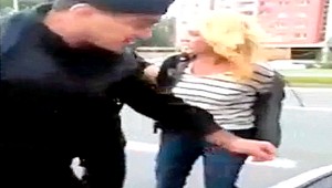 Pri zásahu policajta z videa zomrel mladý človek, tvrdí Galko