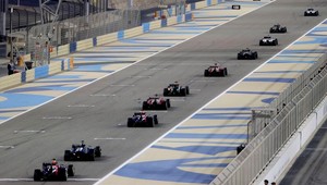 F1: Hamilton víťazom vysvietenej Veľkej ceny Bahrajnu