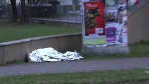 Polonahá bezdomovkyňa ležala hodiny pred nemocnicou. Rodina jej pomôcť odmieta