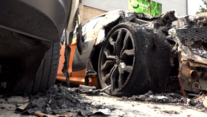 Dvaja maskovaní muži podpálili luxusné auto. Zostala len kopa šrotu