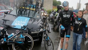 Športová tragédia. Obhajca prvenstva Froome odstúpil