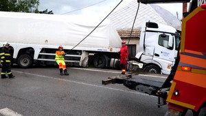 FOTO: Hrozivá nehoda. Kamión nabúral do rodinného domu