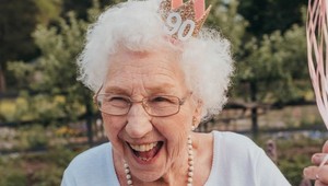 FOTO 90-ročnej babičky je hitom: Neuveríte, ako sa nahodila na svoju oslavu