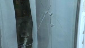 Po susedskom spore ostali v okne diery. Polícia však tvrdí, že k streľbe nedošlo
