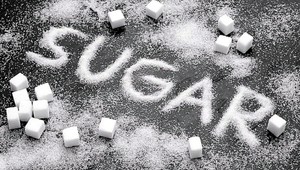 Proti dopravným nehodám bojujú cukrom. Sypú ho na cesty