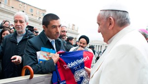 S pápežom Františkom sa rozlúčil aj jeho obľúbený futbalový klub