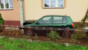 Mladá vodička vrazila autom do rodinného domu