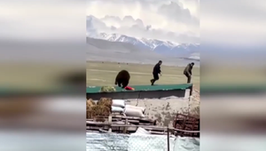 Zúrivý medveď naháňal ľudí na streche. Naozaj ide o "smižianskeho" medveďa?