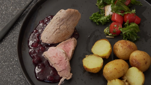 Hlavné jedlo: Pani v červených šatách