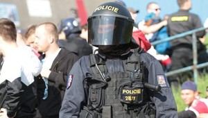 Policajta pohrýzol fanúšik! Chuligáni Sparty s tvrdými trestami