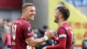 Lukas Podolski ešte nepatrí do starého železa. Vyskúšal si aj post brankára