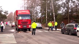 Žena prechádzala cez priechod. Zrazilo ju auto